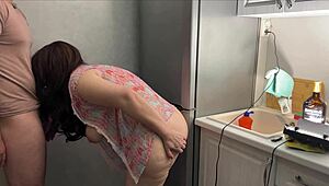 继母抓住继子鸡巴 自制肛交屁股口交