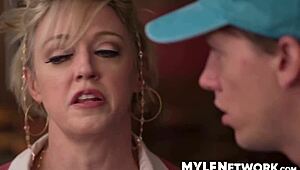 我忍不住盯超市迪完美屁股…瑞恩偷窥她邻居卸货