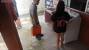 ei dona de casa, seu marido saiu e você tá pagando o técnico com essa bunda gostosa enquanto geme alto?