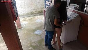 ei dona de casa, seu marido saiu e você tá pagando o técnico com essa bunda gostosa enquanto geme alto?