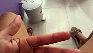 follando mi coño jugoso en público toilet clientes viendo mis labios hinchados.