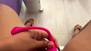 follando mi coño jugoso en público toilet clientes viendo mis labios hinchados.