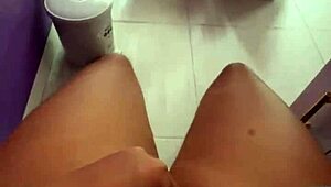 follando mi coño jugoso en público toilet clientes viendo mis labios hinchados.