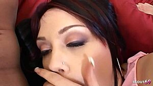 瘦红发下垂奶妹MMF被俩老男巨屌噎住呢？