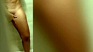 mi cuñada se masturba con su coño grande me invita a follarla y me chupa la verga profunda