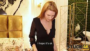 曲线大奶辣妹卡门弯腰翘臀被猛干