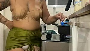 young slut flashes her swollen fat pussy in kitchen mini skirt live show