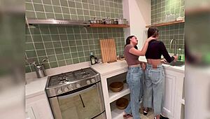 a mi madrastra le encanta lamer mi coño mojado en la cocina mientras cocina