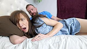 继母醒来继子偷偷上床猛干中出