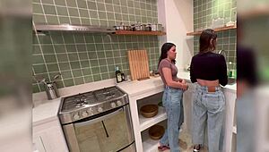 a mi madrastra le encanta lamer mi coño mojado en la cocina mientras cocina