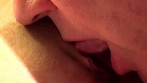 饥渴18+少女弯腰后入干老陌生人