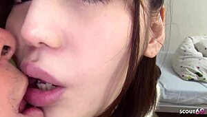 小奶日本18岁妹被老男人粗暴破处中出无码