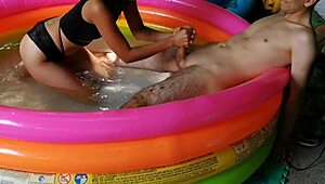 ¡Dios mío! Wild pool sex after sucking that huge cock!