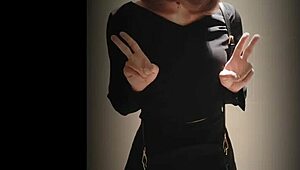 可爱亚洲人妖户外撸巨屌手淫爆射