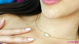 i cant resist showin my sexy brunette body for you daddy