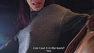 la chica de la librería me monta sin condón en el carro con su gran culo