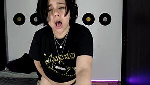 i-i can't stop watchin this hot latina tease an dance... sooo cute