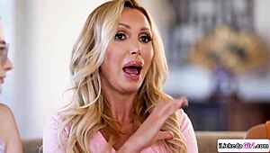 继女和闺蜜狂舔继妈骚屄 热辣磨豆腐大战