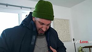 我请昆顿詹姆斯洗澡他巨屌猛捅进我骚穴