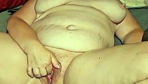 i'm dying to lick her milf pussy and taste that juice!