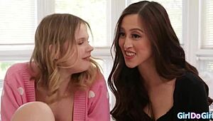 嘿18+女友潮喷我脸继母突然进来