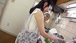 嘿日本18+妹子，吸老男人鸡巴吞精无码JAV？