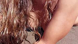 la chica de la playa me quitó el condón y me cabalgó en el auto hasta correrme adentro