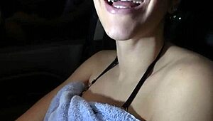 la chica de la playa me quitó el condón y me cabalgó en el auto hasta correrme adentro