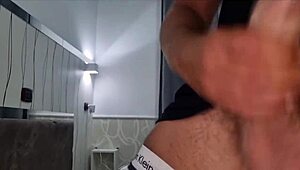 annusalo e succhialo guarda come sborro forte apri la bocca che ti riempio la gola di sborra