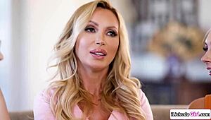 继女和闺蜜狂舔继妈骚屄 热辣磨豆腐大战