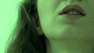 捷克巨乳处女嫩妹首尝女同舔逼！