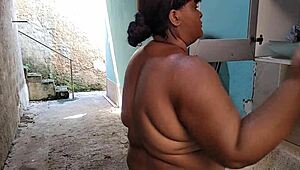 岳母户外吞继子巨量颜射！她喷奶你扛得住？