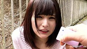 娇小日本妹被老男人诱惑首次POV口交颜射