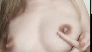 中国美女诱惑浇新鲜奶在挺翘亚洲奶子上