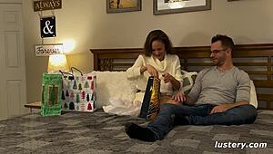 Atreus支配Mariah淫荡臣服震动棒互相手淫光屄特写