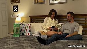 Atreus支配Mariah淫荡臣服震动棒互相手淫光屄特写