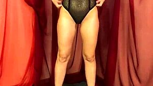 hey check out this hot mommy squeezing her huge wet tits 😍💦