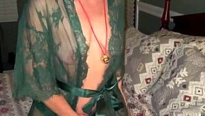 i'm betty an' i can't stop fingerbangin' my milf pussy in this christmas lingerie... oh god